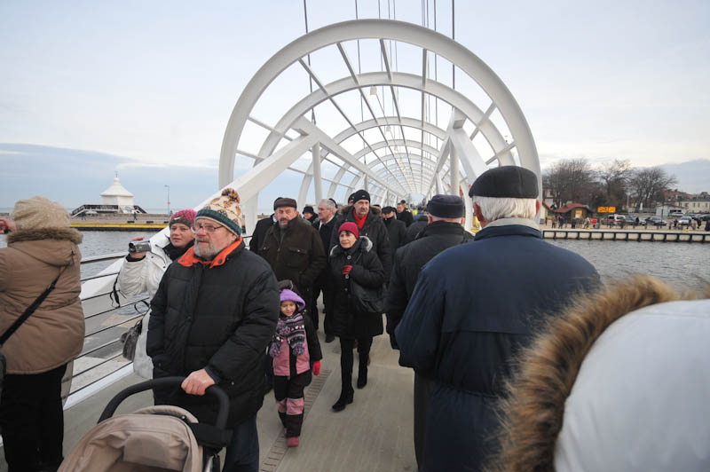 Codziennie tłum gości odwiedza nową ustecką atrakcję - kładkę nad kanałem portowym Codziennie tłum gości odwiedza nową ustecką atrakcję - kładkę nad kanałem portowym