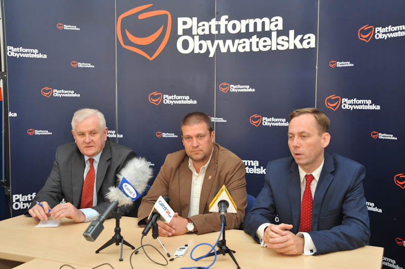 Wojciech Krasucki (w środku) kandydatem PO na burmistrza Ustki - ustka24.info