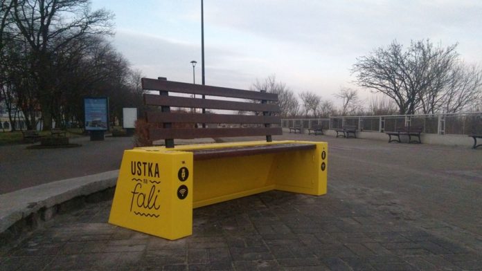 Pierwsza na Pomorzu inteligentna ławka stanęła na usteckiej promenadzie - ustka24.info