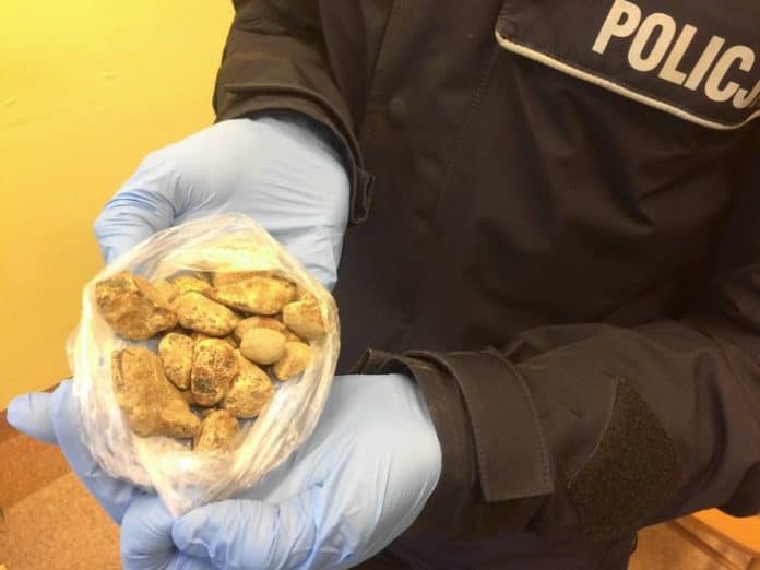 Dwaj mężczyźni nielegalne wydobywali bursztyn na klifie w Ustce - ustka24.info
