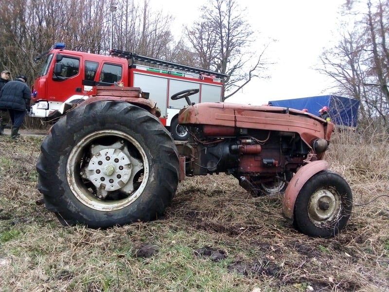 Ciągnik przygniótł dwie osoby w Wodnicy koło Ustki - ustka24.info