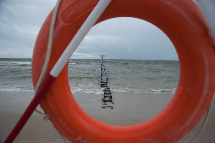 Tragedia na plaży wschodniej w Ustce. Fale porwały młodego mężczyznę - ustka24.info