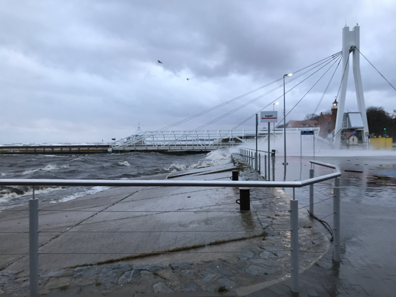 Ostrzeżenie przed silnym wiatrem na Pomorzu i sztormem na Bałtyku - ustka24.info
