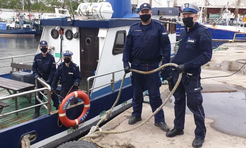 Policjanci uratowali tonącego w kanale portowym w Ustce mężczyznę - ustka24.info
